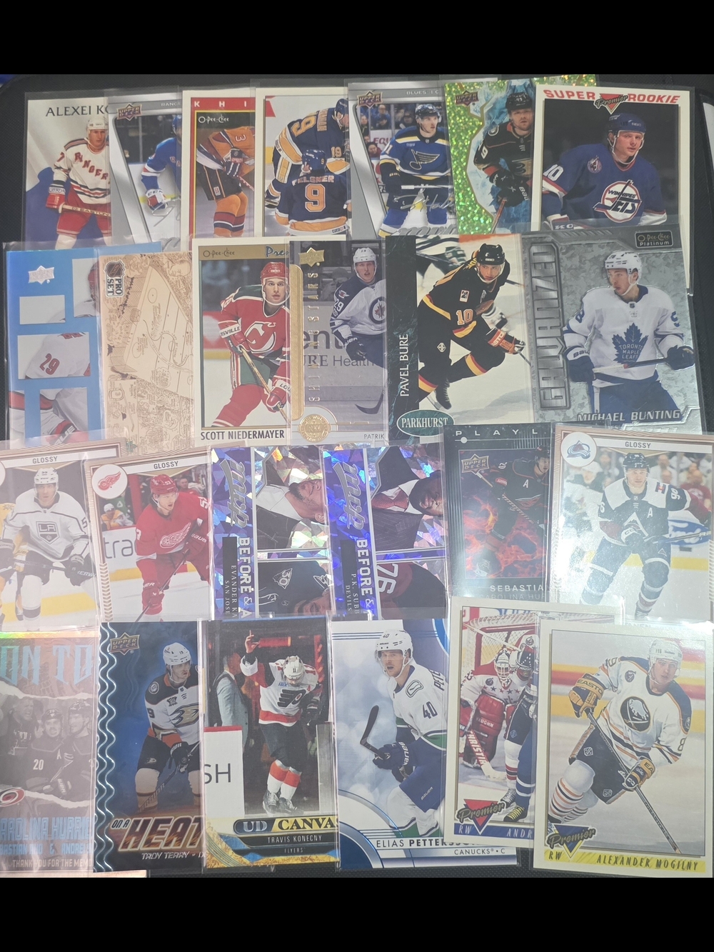Mixed Hockey Trading Card Lot - 25 Rookies And Stars (2)